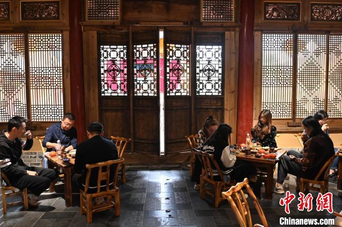 圖為甘肅天水市秦州區(qū)平南鎮(zhèn)蘇灣村民俗莊園內(nèi)的“圍爐煮茶”網(wǎng)紅打卡點(diǎn)。(資料圖) 李亞龍 攝