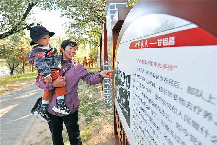 嘉峪關市紀委監(jiān)委通過實施“政治鑄廉、教育促廉、文化育廉、陣地助廉、監(jiān)督固廉”等“五廉”行動，深入推進新時代廉潔文化建設。圖為市民在迎賓湖絲路廉潔文化主題公園“勤廉楷模墻”接受廉潔文化教育。.jpg