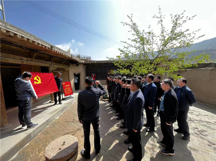 圖為臨夏州紀委監(jiān)委組織黨員干部在東鄉(xiāng)縣布塄溝黨史教育基地開展革命教育活動，賡續(xù)紅色血脈、汲取奮進力量、激發(fā)干事熱情。.png