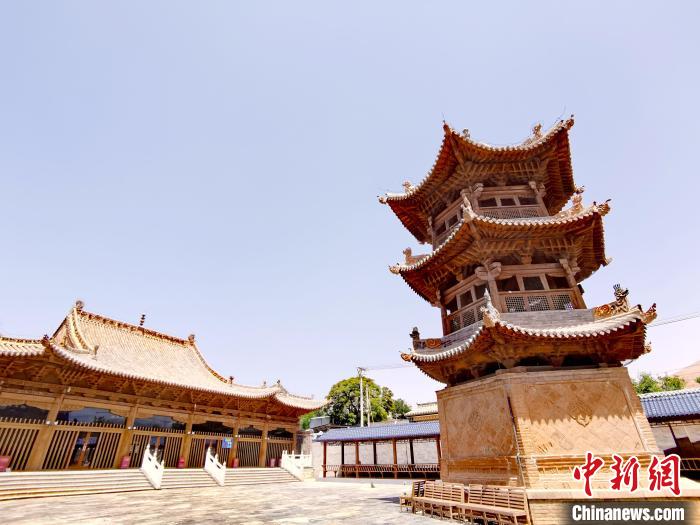 圖為阿河灘清真寺局部?！?zhí)砀?攝