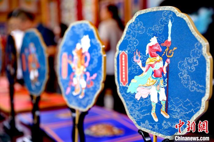 圖為唐卡延伸產(chǎn)品?！⊙Φ?攝