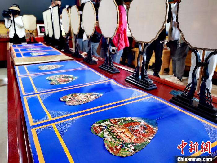 圖為唐卡延伸產(chǎn)品?！?zhí)砀?攝