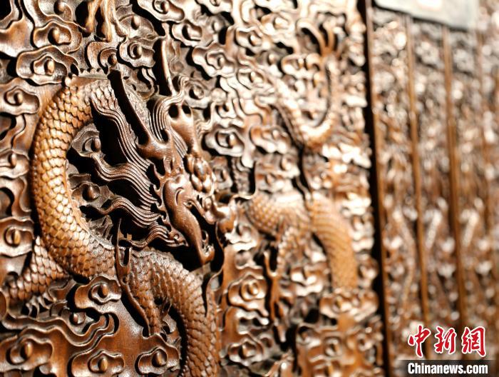 圖為青海永錄民俗博物館內(nèi)珍藏的中式家具細節(jié)展示?！⊙Φ?攝