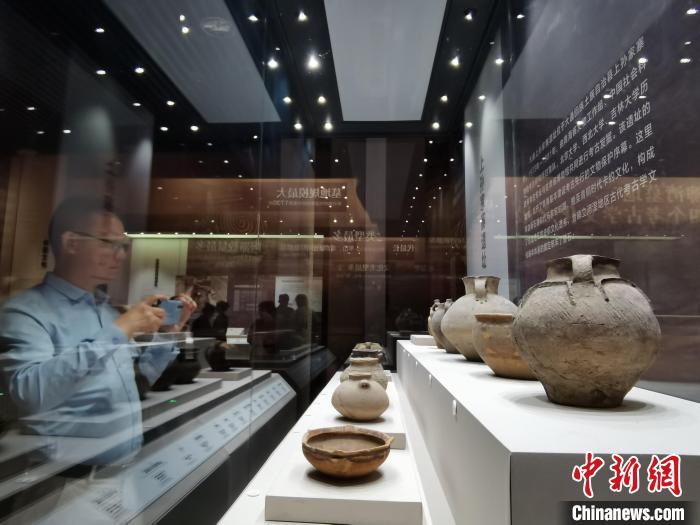 圖為河湟文化博物館展陳的陶器?！?zhí)砀?攝