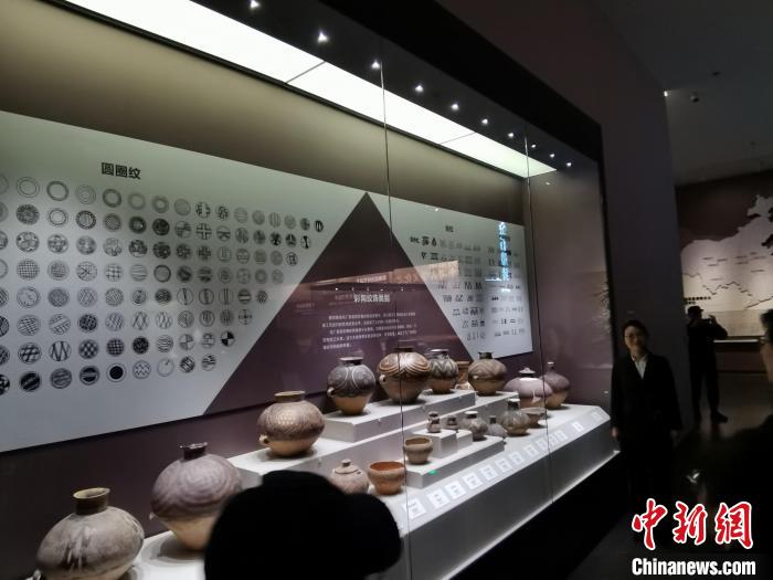 圖為河湟文化博物館展示的當(dāng)?shù)爻鐾敛侍盏募y飾類別?！?zhí)砀?攝