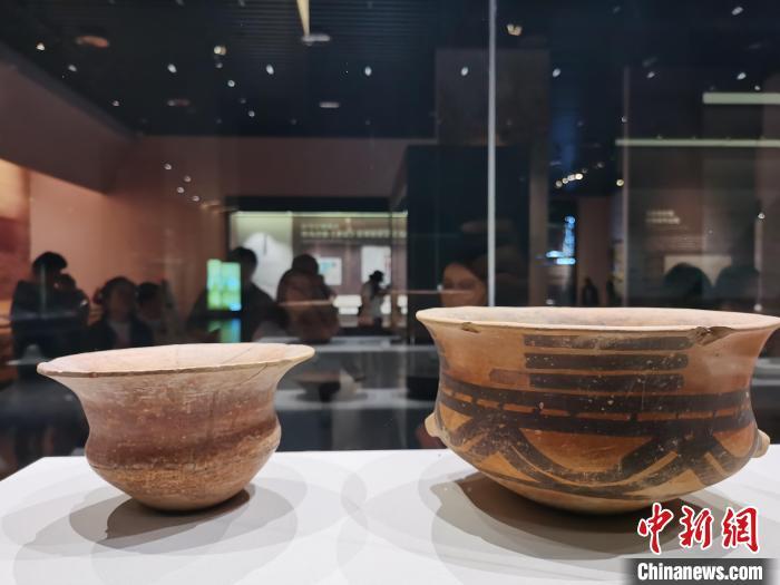 圖為河湟文化博物館展陳的陶器?！?zhí)砀?攝