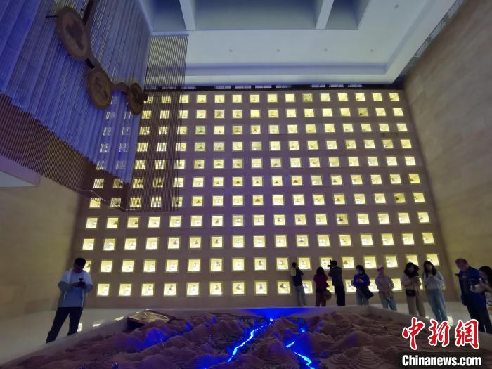 圖為河湟文化博物館序廳的左右彩陶墻放置的374件彩陶?！?zhí)砀?攝