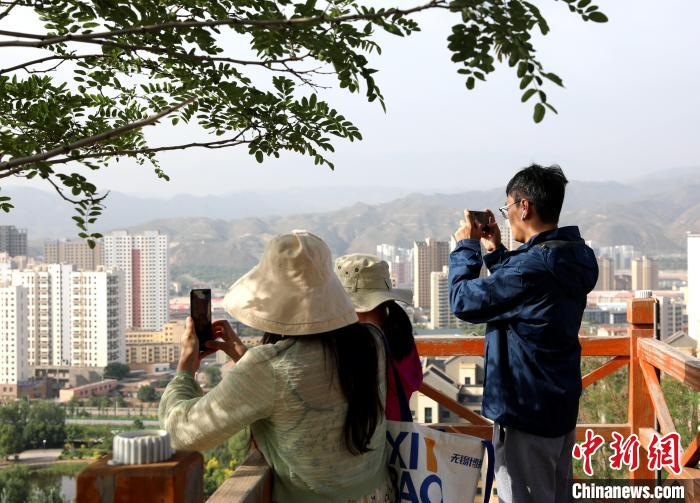 圖為媒體記者登頂朝陽(yáng)山?！⊙Φ?攝