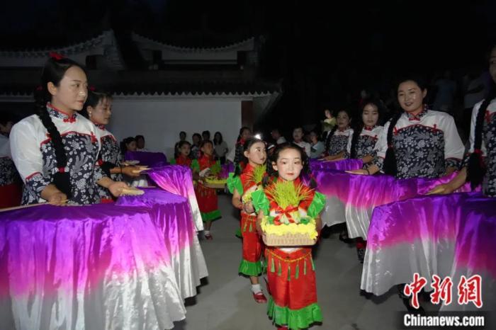 甘肅省西和縣姜席鎮(zhèn)晚霞湖畔，當?shù)孛耖g舉行盛大的乞巧儀式。魏朵朵 攝
