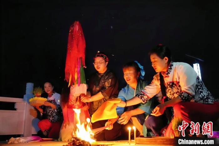 持續(xù)七天八夜的乞巧節(jié)正在西漢水上游的甘肅省西和縣進行。西和縣姜席鎮(zhèn)晚霞湖畔，民眾“巧頭”點蠟、炷香、焚裱紙、跪拜，準備將“巧娘娘”請進院。魏朵朵 攝