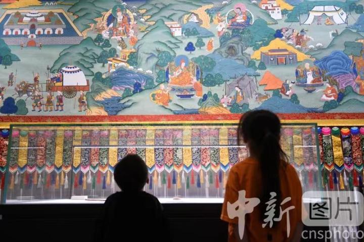 圖為觀眾參觀唐卡《涼州會盟》。 中新社記者 戴文昌 攝