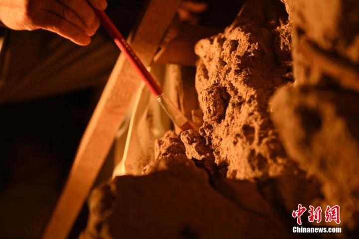 8月25日，文物修復(fù)師牟常有進(jìn)行文物修復(fù)工作。