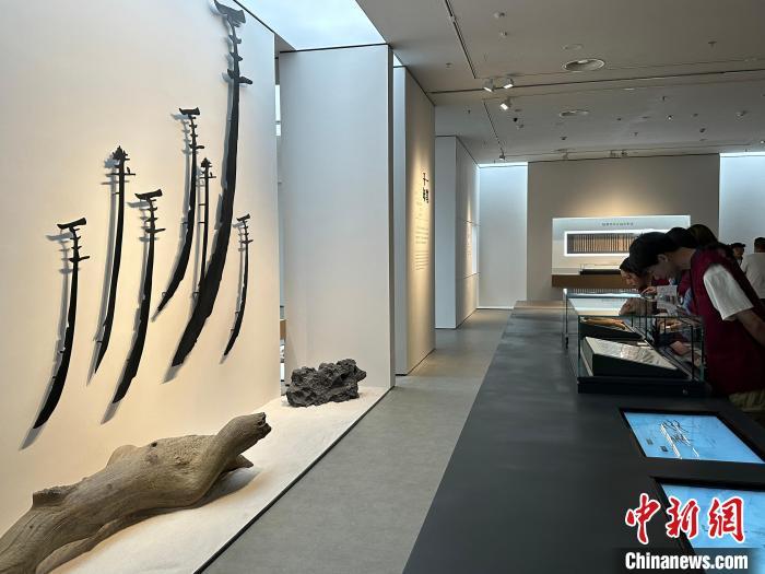 圖為觀眾在甘肅簡(jiǎn)牘博物館參觀。中新社記者 戴文昌 攝