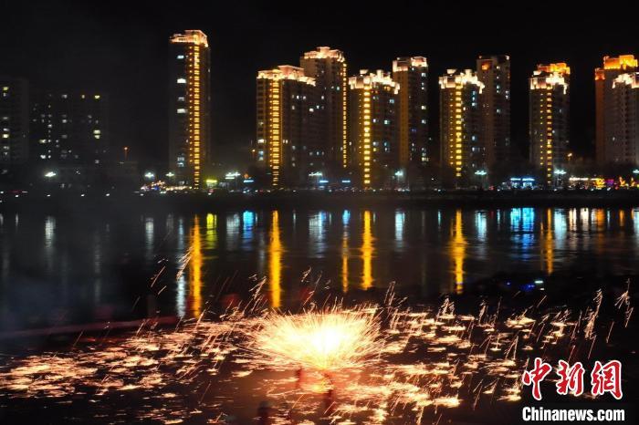 國家級非物質(zhì)文化遺產(chǎn)“打鐵花”在黃河岸畔落地。侯奇志 攝</p>
<p>
