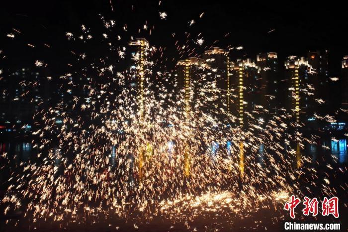 “過年打鐵花”是臨夏州永靖縣的民俗傳統(tǒng)。這項民俗表演，其實有著硬核技術(shù)作支撐，那就是入選國家級非遺的“永靖王氏生鐵冶鑄技藝”。侯奇志 攝</p>
<p>