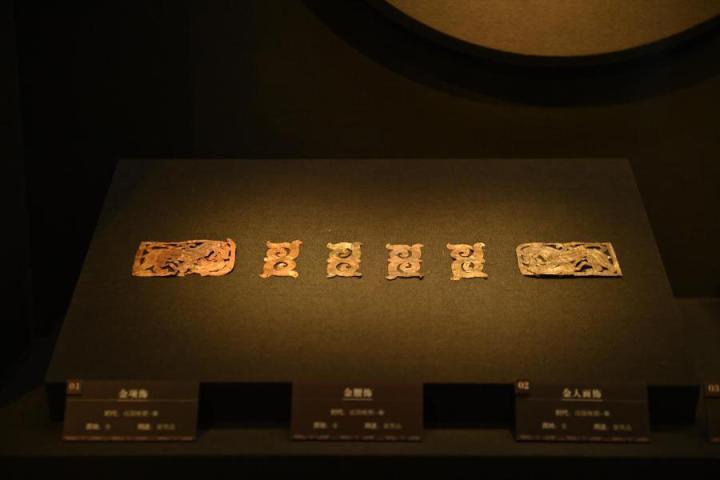 張家川縣馬家塬車輿博物館展陳的馬家塬遺址出土的金項(xiàng)飾、金腰飾、金人畫(huà)飾等。李亞龍 攝　　