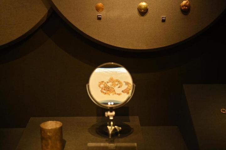 張家川縣馬家塬車輿博物館展陳的馬家塬遺址出土的金飾。李亞龍 攝　