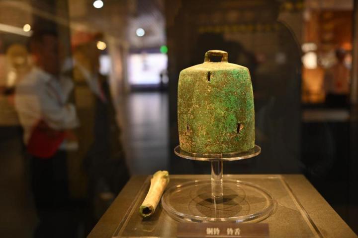 張家川縣馬家塬車輿博物館展陳的馬家塬遺址出土的銅鈴。李亞龍 攝