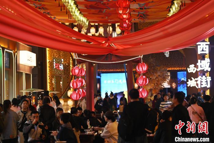 圖為街區(qū)現(xiàn)場游客絡(luò)繹不絕。李亞龍 攝</p><p>