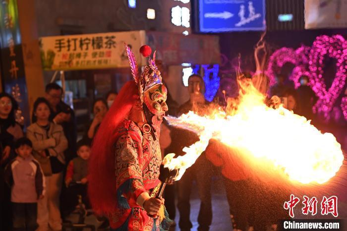 圖為工作人員進(jìn)行雜耍表演。李亞龍 攝</p><p>