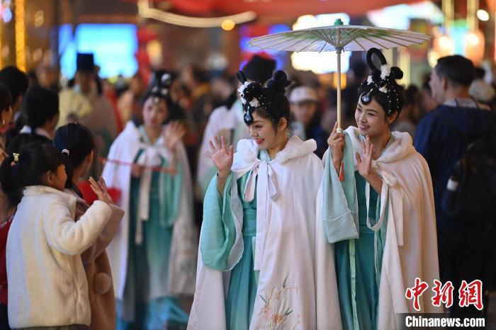 圖為街區(qū)人員著傳統(tǒng)服飾與游人互動。李亞龍 攝</p><p>