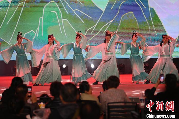 圖為工作人員進(jìn)行舞蹈表演。李亞龍 攝