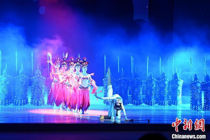 2023年2月18日，蘭州歌舞劇院創(chuàng)排的大型舞劇《大夢敦煌》。　　九美旦增 攝