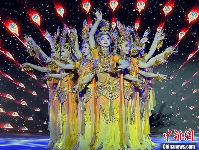 圖為甘肅演藝集團(tuán)歌舞劇院表演的舞蹈《金光千佛》。(資料圖)戴文昌 攝