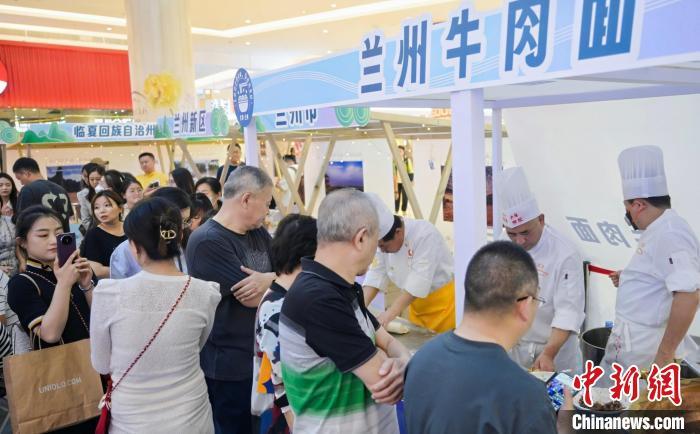 5月11日，“醉美玉如意·感恩幫扶情”甘肅(天津)文創(chuàng)非遺市集和特色美食展示活動在天津舉行。(天津市文旅局供圖)