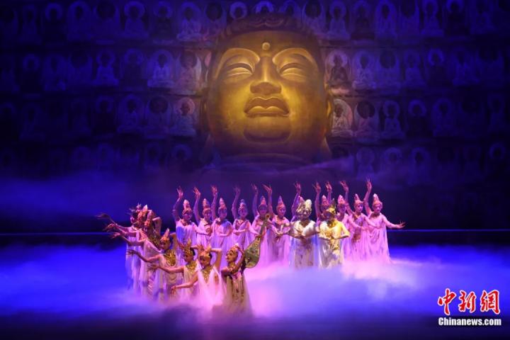 2024年2月23日晚，中國經(jīng)典舞劇《絲路花雨》在甘肅蘭州演出恭賀新春。李亞龍 攝