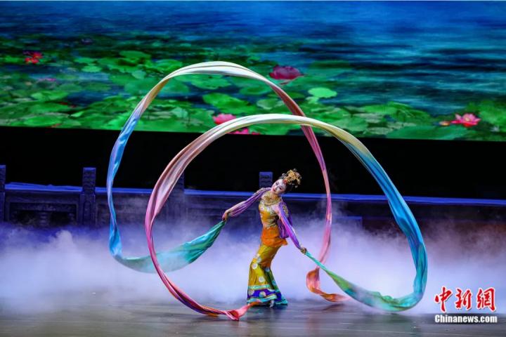 2023年4月17日晚，中國經(jīng)典舞劇《絲路花雨》在澳門百老匯劇場演出。甘肅演藝集團 供圖