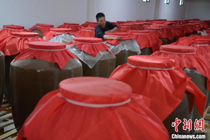 圖為5月10日，工作人員在儲(chǔ)酒庫(kù)檢查酒缸密封性。九美旦增　攝