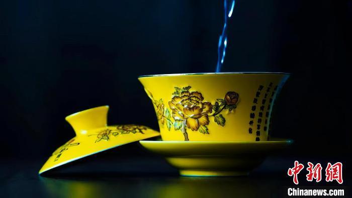 2023年5月，拍攝的臨夏特色茶飲——蓋碗茶。(資料圖)臨夏市融媒體中心供圖