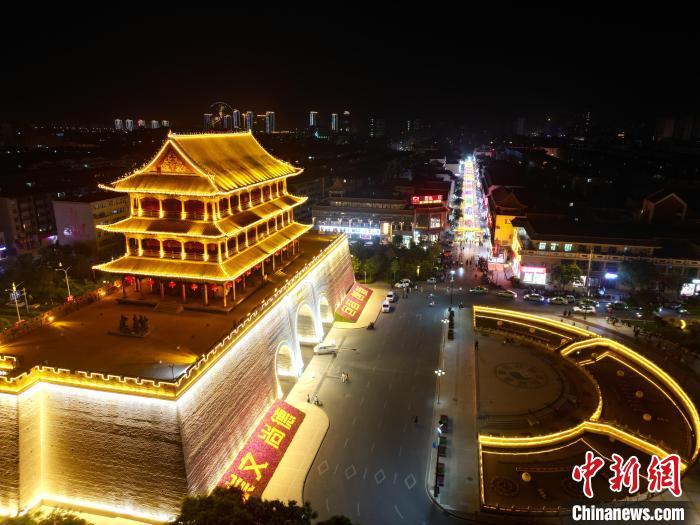 圖為武威市標(biāo)志性建筑涼州古城門燈光亮起。(無(wú)人機(jī)照片) 　戴文昌 攝</p><p>