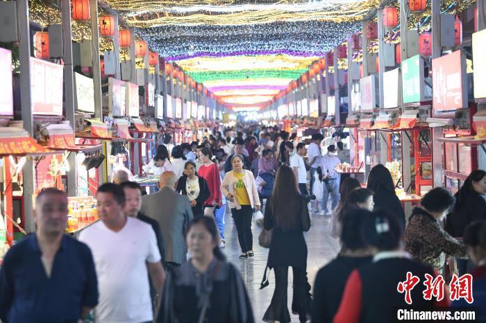 圖為燈光亮起，明清街夜市人氣漸旺。　戴文昌 攝</p><p>