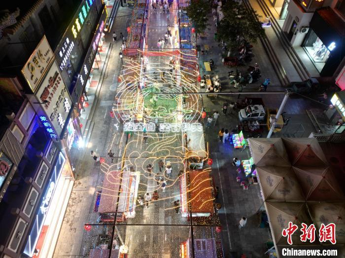 圖為明清街夜市燈光點(diǎn)亮具有武威文化元素的“銅奔馬”彩燈。(無(wú)人機(jī)照片) 　戴文昌 攝</p><p>