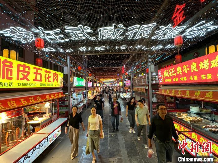 圖為明清街夜市燈光點(diǎn)亮“我在武威很想你”。　戴文昌 攝</p><p>