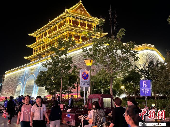圖為夜幕降臨，涼州古城門燈光亮起?！〈魑牟?攝