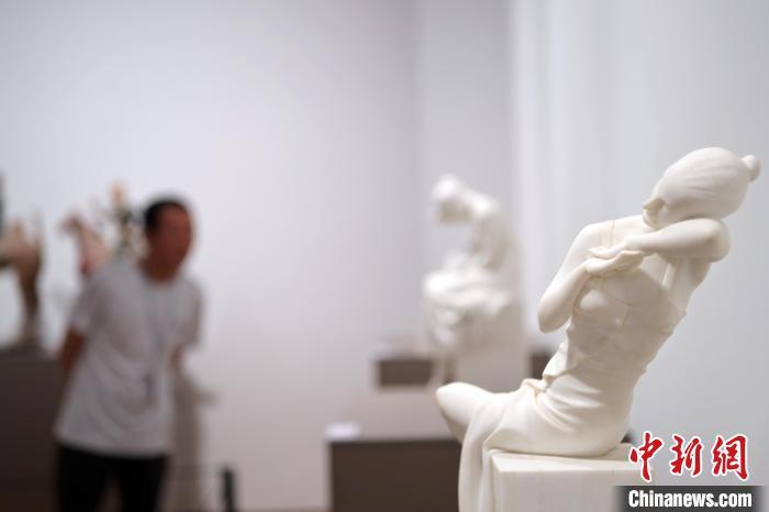 5月21日，在“絲路印跡”雕塑藝術(shù)作品展展出的作品《綺羅香·香》。九美旦增 攝</p>
<p>