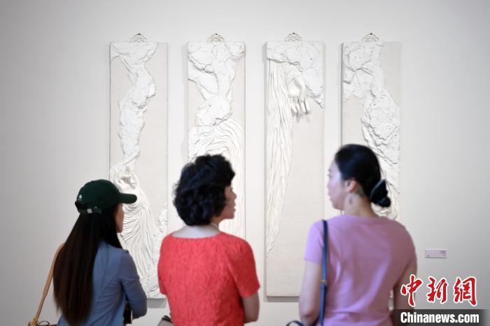5月21日，觀眾參觀在“絲路印跡”雕塑藝術(shù)作品展展出的作品《無(wú)相》。九美旦增 攝</p>
<p>