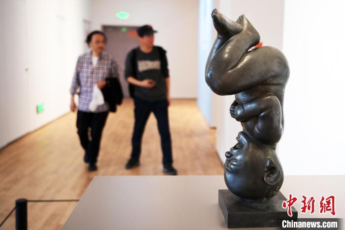 5月21日，觀眾參觀“絲路印跡”雕塑藝術(shù)作品展展出的雕塑作品。九美旦增 攝</p>
<p>
