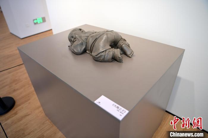 5月21日，在“絲路印跡”雕塑藝術(shù)作品展展出的作品《大地之子》。九美旦增 攝</p>
<p>