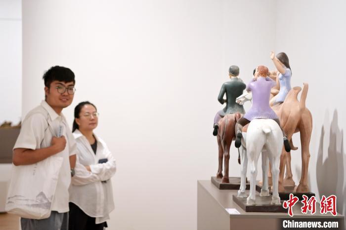 5月21日，觀眾參觀在“絲路印跡”雕塑藝術(shù)作品展展出的雕塑作品《絲路話語(yǔ)》。九美旦增 攝</p>
<p>