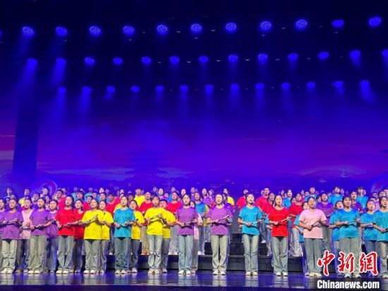 5月28日晚，“詩(shī)意甘肅·絲路長(zhǎng)風(fēng)三千里”——月出涼州·武威詩(shī)會(huì)在甘肅省武威市漢唐天馬城舉行。楊娜 攝