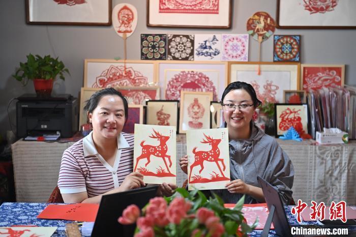 6月6日，在甘肅敦煌青年夜校課程中，青年學(xué)員展示學(xué)習(xí)敦煌非遺剪紙的成果。李亞龍 攝　　