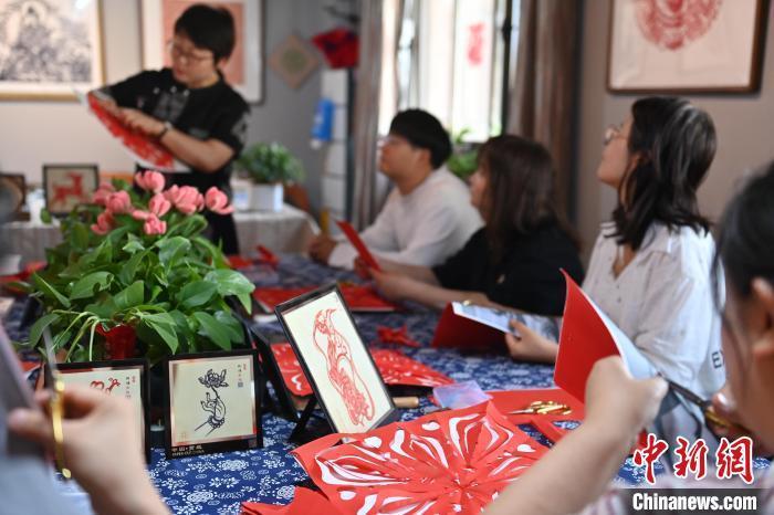 6月6日，在甘肅敦煌青年夜校課程中，青年學(xué)員學(xué)習(xí)敦煌非遺剪紙課程。李亞龍 攝　　