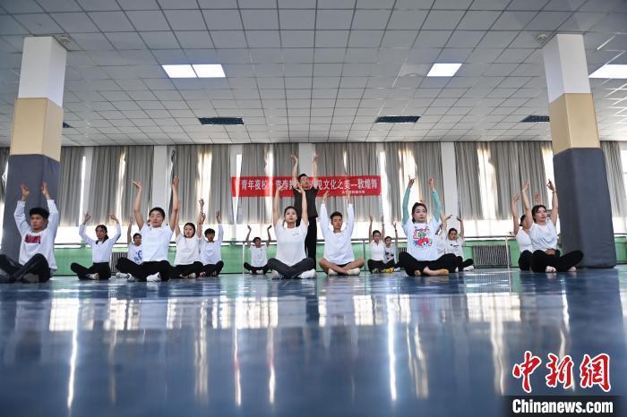 6月6日，在甘肅敦煌青年夜校課程中，青年學(xué)員學(xué)習(xí)敦煌舞課程。李亞龍 攝　　