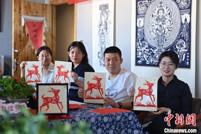 6月6日，在甘肅敦煌青年夜校課程中，青年學(xué)員展示學(xué)習(xí)敦煌非遺剪紙的成果。李亞龍 攝　　