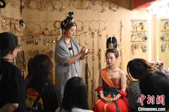 6月6日，在甘肅敦煌青年夜校課程中，青年學(xué)員學(xué)習(xí)敦煌美妝課程。李亞龍 攝