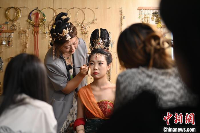 6月6日，在甘肅敦煌青年夜校課程中，青年學(xué)員學(xué)習(xí)敦煌美妝課程。李亞龍 攝　　